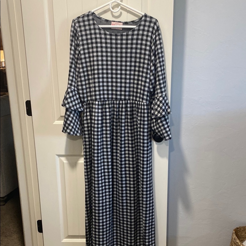 Klassy Girl Elegant Black and White Maxi Dress